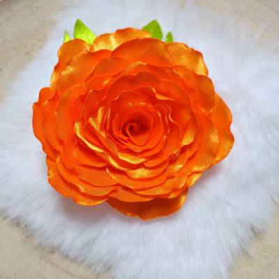 Satin-Brosche „Orange Rose“ – leuchtend & fröhlich