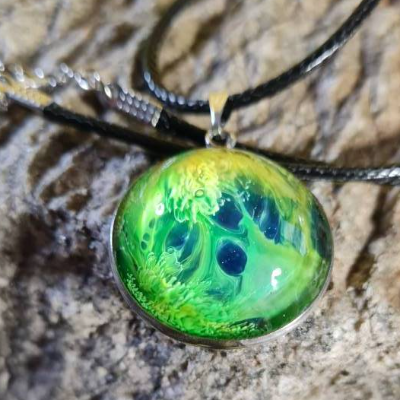 Handgefertigter Anhänger „Dschungel-Galaxie“ – Unikat Schmuck mit schwarzer Kette | Geschenk für Sie