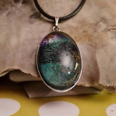 Handgefertigter Cabochon mit Alcohol Ink Effekt – Epoxidharz-Anhänger in Metallfassung an Baumwollkordel