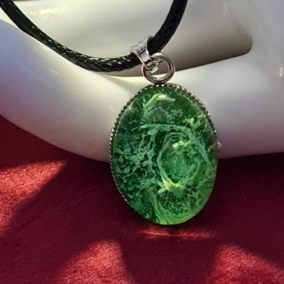 Handgefertigter Cabochon mit Alcohol Ink Effekt – Epoxidharz-Anhänger in Metallfassung an Baumwollkordel