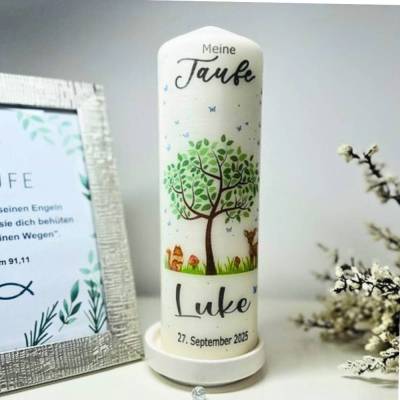 Die personalisierte Taufkerze Lebensbaum für Mädchen und Jungen besticht durch ihr modernes, verspieltes und zugleich äs