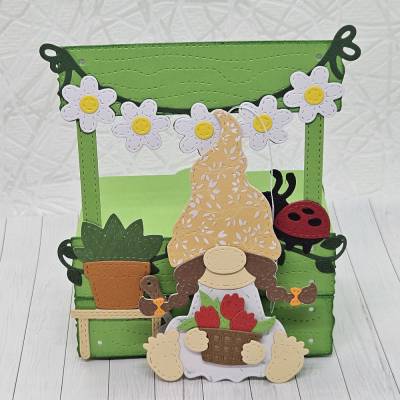 Handgemachte Wichteline-Gartenbox – frühlingshafte Geschenkverpackung mit Blüten und Marienkäfer