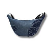 Halbmondtasche aus upgecycelter Jeans mit Sashiko-Stickerei – handgemachte Moonbag (€59.90)