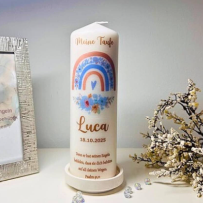 Taufkerze mit dem Regenbogen, leuchtend in blauen floralen Farben, iideales Geschenk Jungen