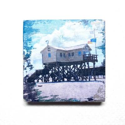 Magnet „Pfahlhaus in St. Peter-Ording“ – maritime Fliese mit Nordsee-Motiv | Küstengeschenk von bildart