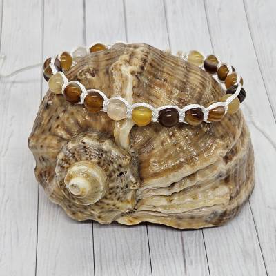 Handgeknüpftes Armband mit naturfarbenen Achatperlen und weißem Band – Stabilität, Ruhe & innere Balance