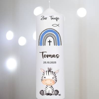 Taufkerze mit einem niedlichen Zebra und einem Regenbogen in Blau-Grau, passend für Jungen und Mädchen.