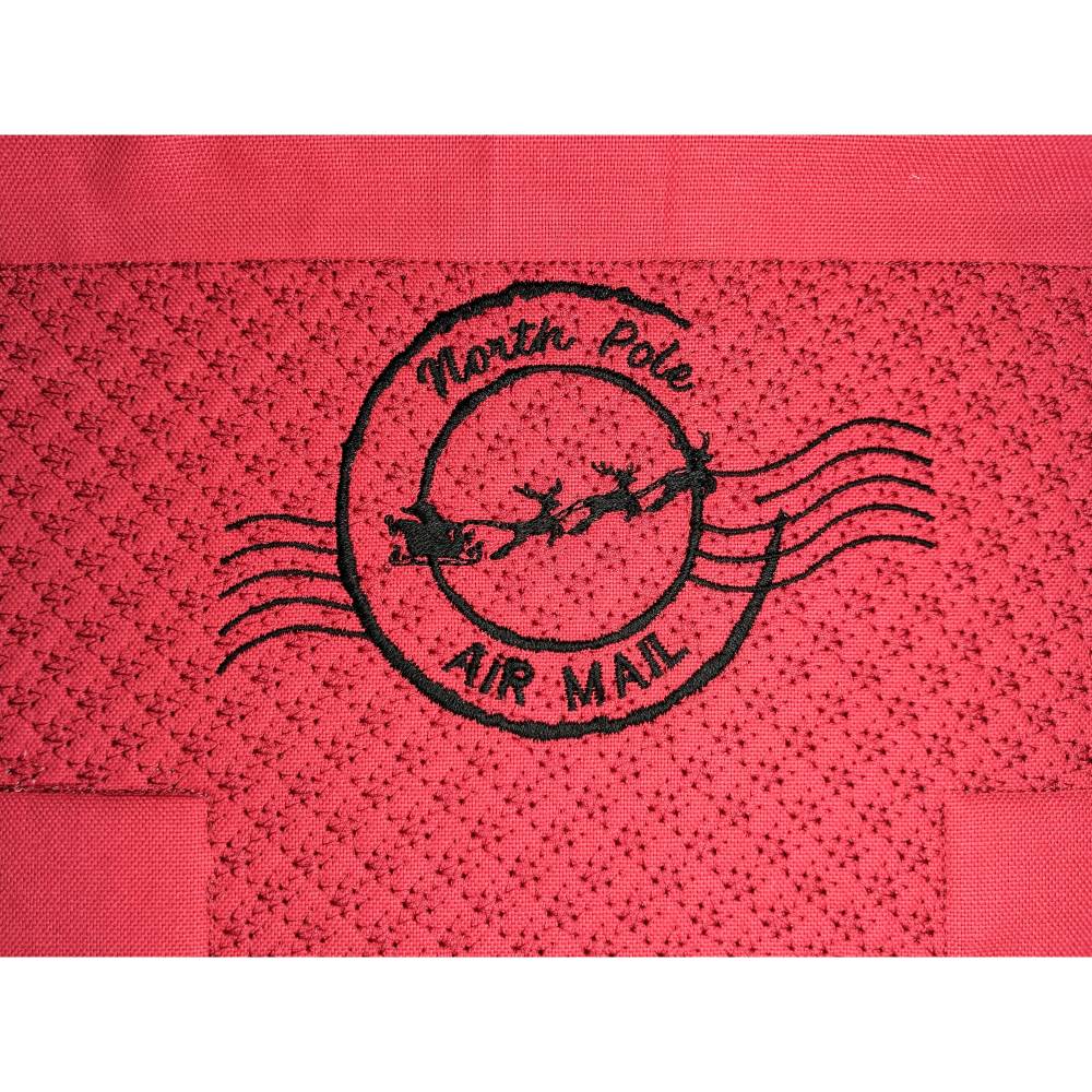 North Pole Poststempel Stickdatei 12-14x18cm – Magische Weihnachts-Stickvorlage mit Rentierschlitten Bild 1