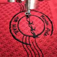 North Pole Poststempel Stickdatei 12-14x18cm – Magische Weihnachts-Stickvorlage mit Rentierschlitten Bild 2