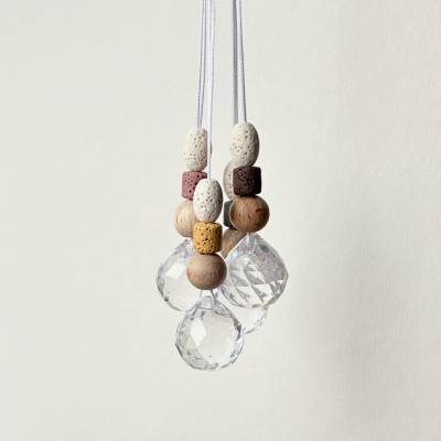 Suncatcher als Fensterdeko – Schlichter Sonnenfänger mit Lavastein & Holzperlen