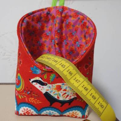 Hängekörbchen „Odile's Dachs“ – Samt, gefüttert, außergewöhnliches Design