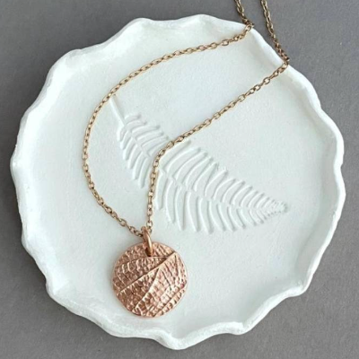 Kupferanhänger mit Blattrelief, roségoldfarbene Edelstahlkette