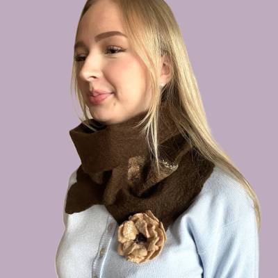 Handgefilzter Wollschal Damen Loop – Unikat Filzblume, Geschenkidee