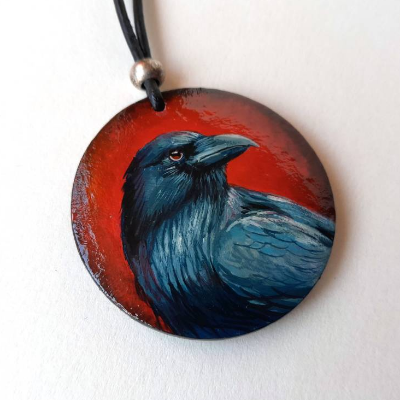 Krafttier-Amulett Rabe, handbemalter Anhänger in mystischem Rot