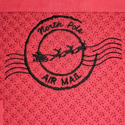 North Pole Poststempel Stickdatei 20x26-30cm, 21*40cm EXP – Magische Weihnachts-Stickvorlage mit Rentierschlitt