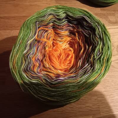 4-fädiges Farbverlaufsgarn 1000 m – Orange, Braun, Weiß, Grün & Baumwolle | Weich & formstabil