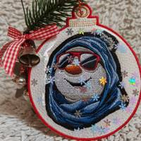 Schneemann Stickdatei cool Color Lichteffekt 10x10cm – Modernes Winter-Stickmuster für schwarze Stoffe Bild 8