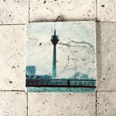 Travertinfliese mit Düsseldorf-Motiv – Rheinturm & Rheinkniebrücke | Fototransfer auf Naturstein