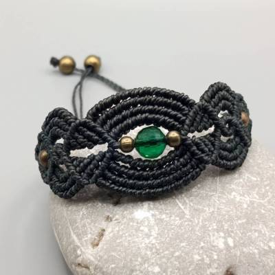 dezentes Makramee Armband in schwarz mit einer facettierten Perle in dunkelgrün und bronzefarbenen Metallperlen