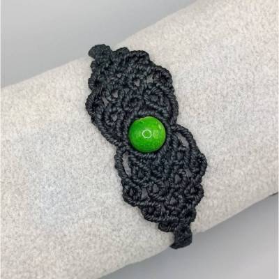filigranes Makramee Armband in schwarz mit einer marmorierten Acrylperle in grün