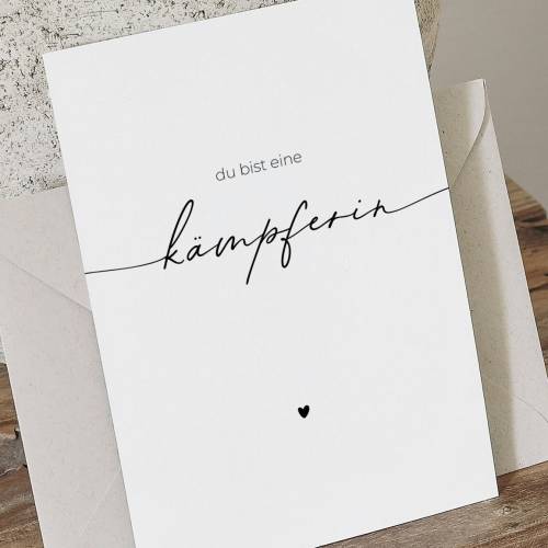 Kämpferin Postkarte – Ermutigende Karte für starke Frauen – Geschenk bei Krankheit oder Krebs – Powerfrau Grußkarte – Mo
