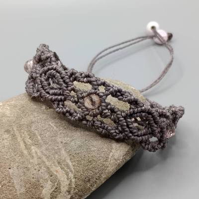 filigranes Makramee Armband in mauve mit facettierten Glasperlen