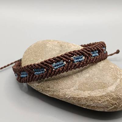 Makramee Armband für den Mann in dunkelbraun mit blauen Farbakzenten