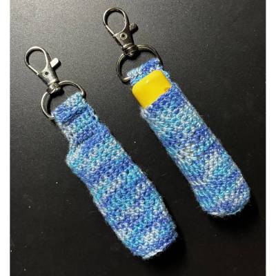 Gehäkelter Lippenstifthalter mit Karabiner – Stylischer Lip Balm Holder unterwegs
