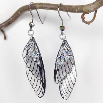 Glitzernde Feenflügel-Ohrringe mit hypoallergenen Niob-Ohrhaken - silber - handgemacht