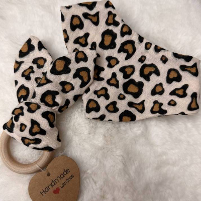 Handgemachtes Babyset – Halstuch & Greifling mit Raschelohren, Leopard Muster, Geschenk zur Geburt
