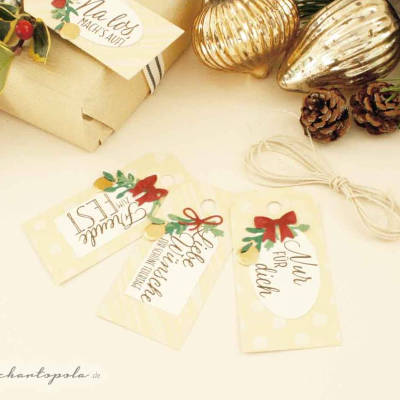 Set aus 4 handgemachten Geschenkanhängern zu Weihnachten – beige, rot, gol