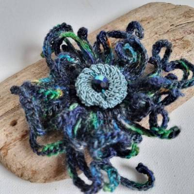 Schöne Ansteckbrosche: Wilde wollige Häkelblume
