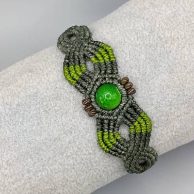 Makramee Armband in olivgrün und pistaziengrün mit einer marmorierten Acrylperle und bronzefarbenen Metallperlen