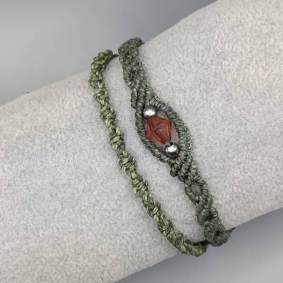 Makramee Armband 2in1 in olivgrün mit einer facettierten Acrylperle und silberfarbenen Metallperlen