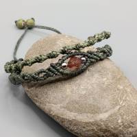 Makramee Armband 2in1 in olivgrün mit einer facettierten Acrylperle und silberfarbenen Metallperlen Bild 2