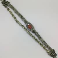 Makramee Armband 2in1 in olivgrün mit einer facettierten Acrylperle und silberfarbenen Metallperlen Bild 3