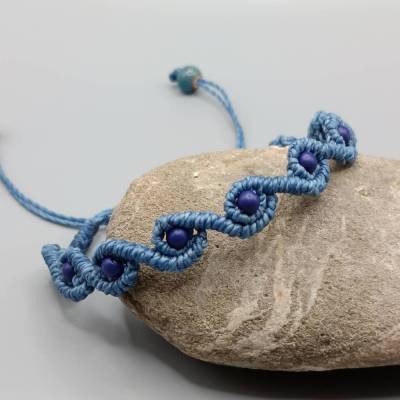 zierliches Makramee Armband in jeansblau mit dunkelblauen Acrylperlen