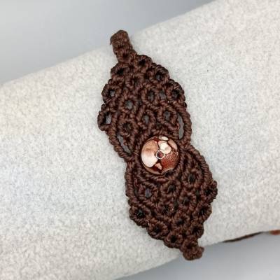 filigranes Makramee Armband in dunkelbraun mit marmorierter Acrylperle