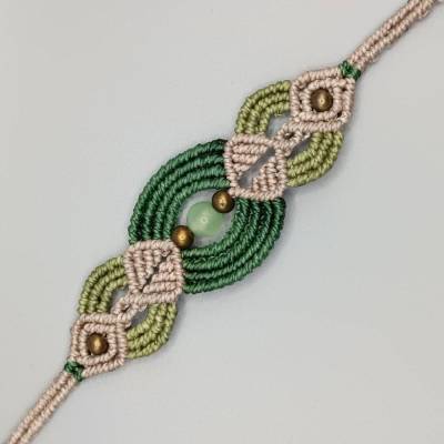 Makramee Armband in grün und beige mit einer Glasperle und bronzefarbenen Metallperlen