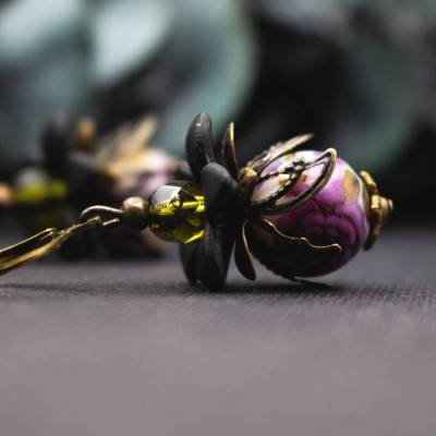 Blütenohrringe LILA OLIV – marmorierte Glasperle, schwarze Blüten, Bronzeakzente, kurzer eleganter Ohrschmuck