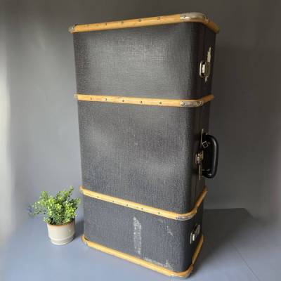 Alter großer Koffer, schwarz mit Holzleisten