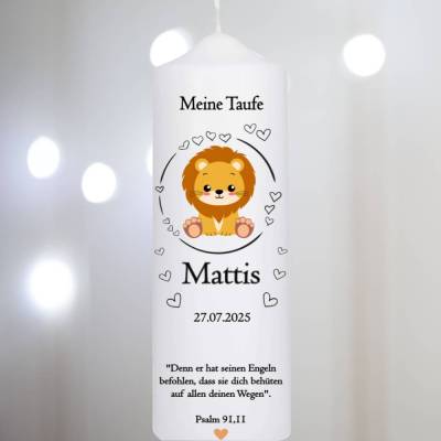 Taufkerze mit Löwenmotiv für Jungen und Mädchen besticht durch ein modernes und elegantes Design.