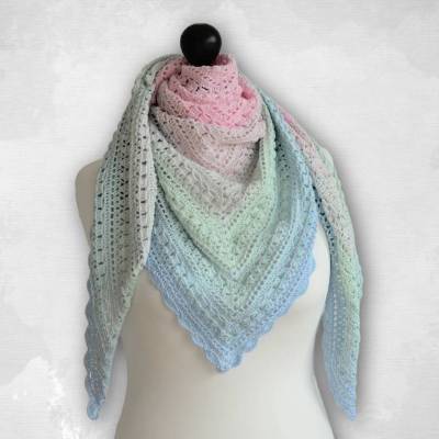 Pastellfarbenes Häkeltuch in Dreiecksform mit Farbverlauf