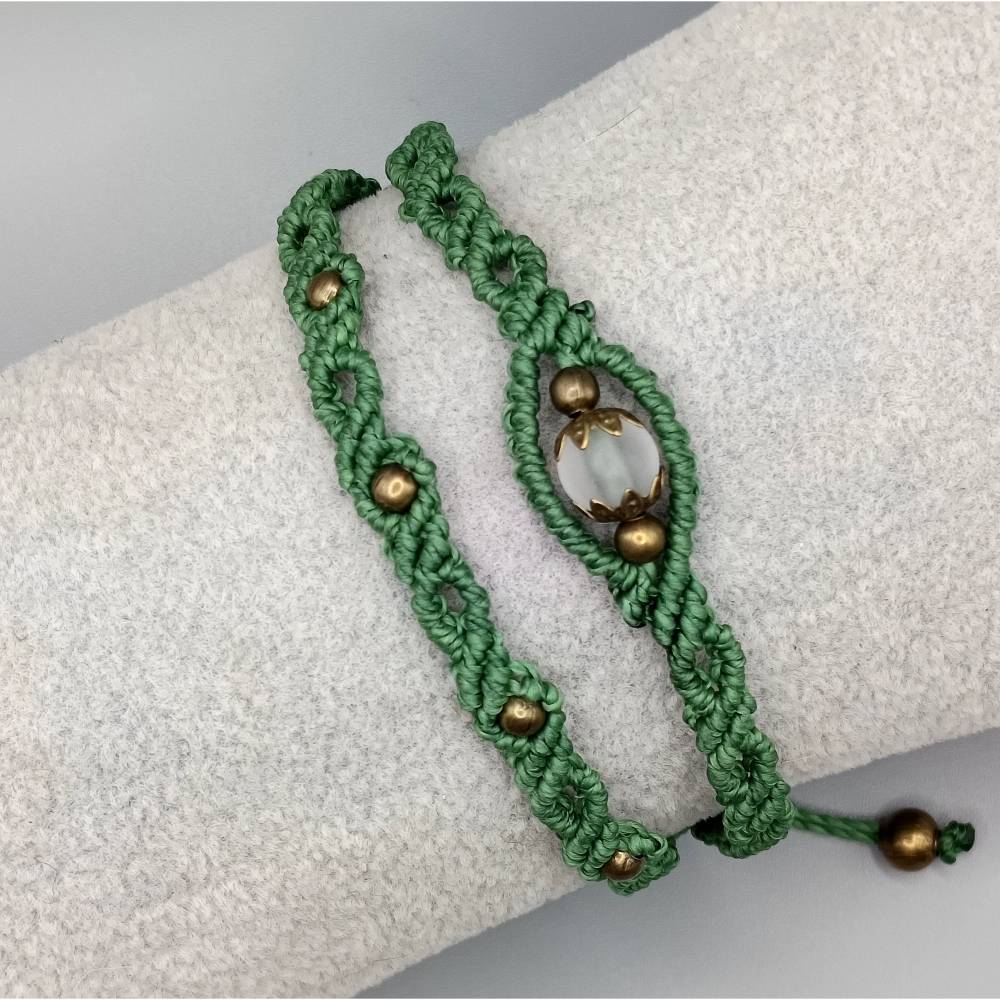 Makramee Armband 2in1 in grün mit einer satinierten Glasperle und bronzefarbenen Metallperlen Bild 1