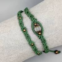 Makramee Armband 2in1 in grün mit einer satinierten Glasperle und bronzefarbenen Metallperlen Bild 1