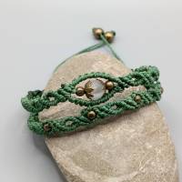 Makramee Armband 2in1 in grün mit einer satinierten Glasperle und bronzefarbenen Metallperlen Bild 2