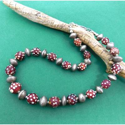 Halskette mit alten roten Skunk Perlen & Tuareg-Silber – Seltene Handelsperlen aus Murano