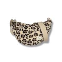 Halbmondtasche aus kuschligen Teddyplüsch – handgemachte Moonbag in Leo (€59.90)