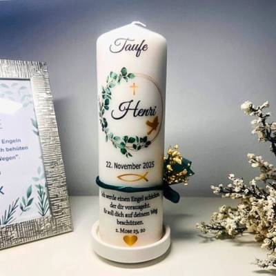 Die Taufkerze mit Eukalyptusblättern für Mädchen und Jungen besticht durch ihr modernes und stilvolles Design.