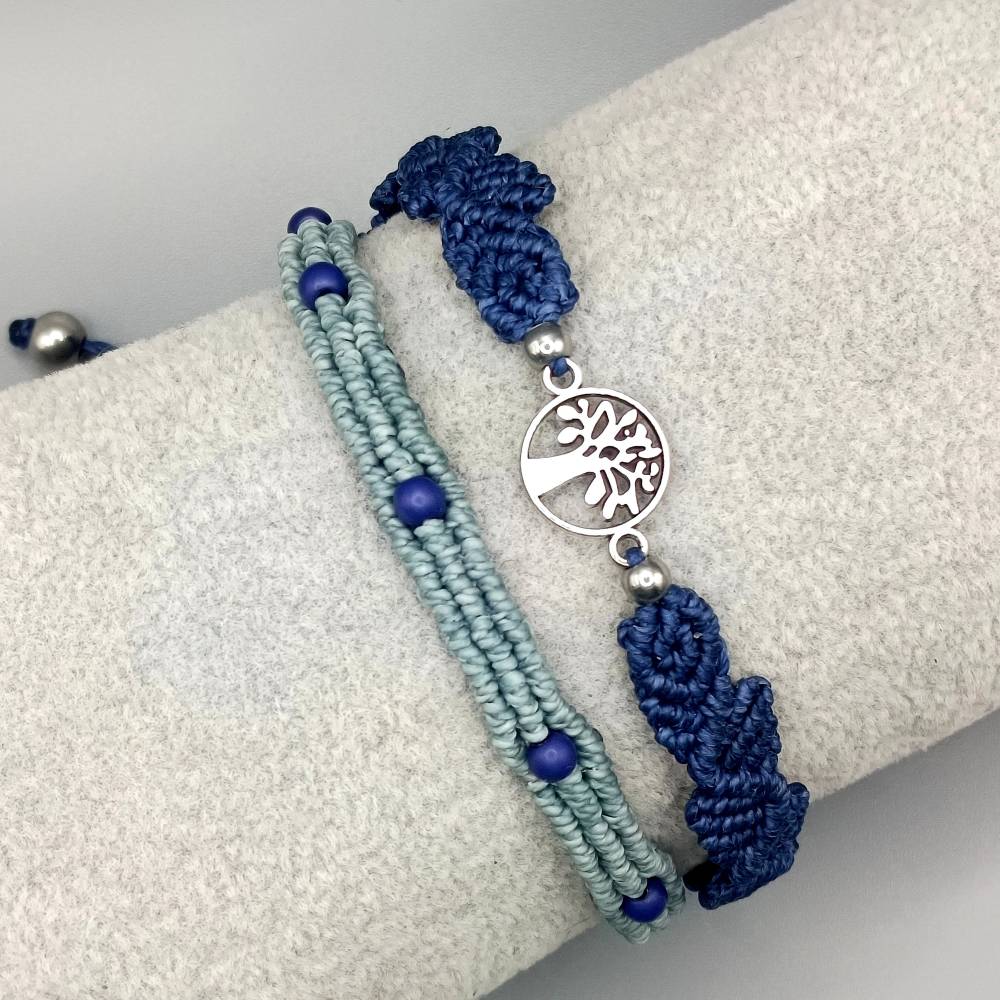 Makramee Armband 2in1 in Blautönen mit kleinen Acrylperlen und einem silberfarbenen Lebensbaum Bild 1